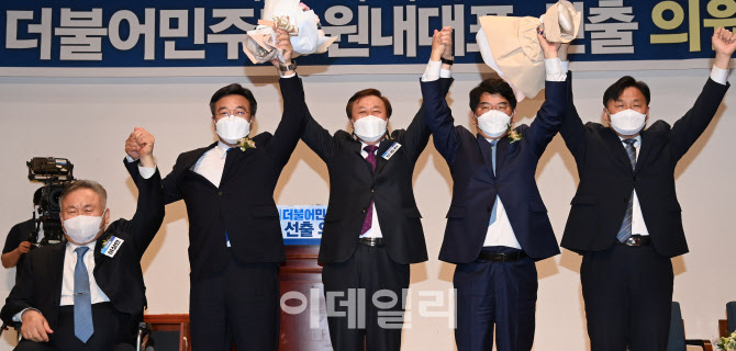 '민주당 신임 원내대표에 윤호중 선출'                                                                                                                                                    