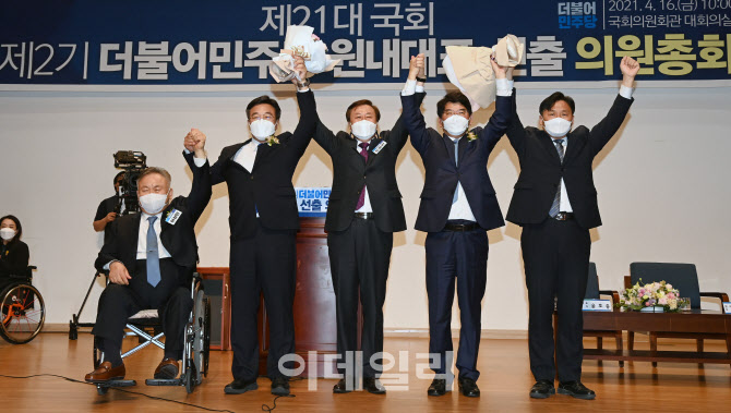 '민주당 신임 원내대표에 친문 윤호중 선출'                                                                                                                                               