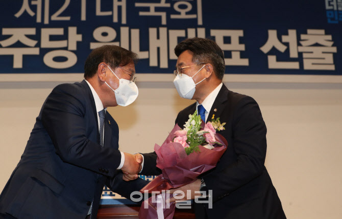 '악수하는 윤호중-김태년'                                                                                                                                                                