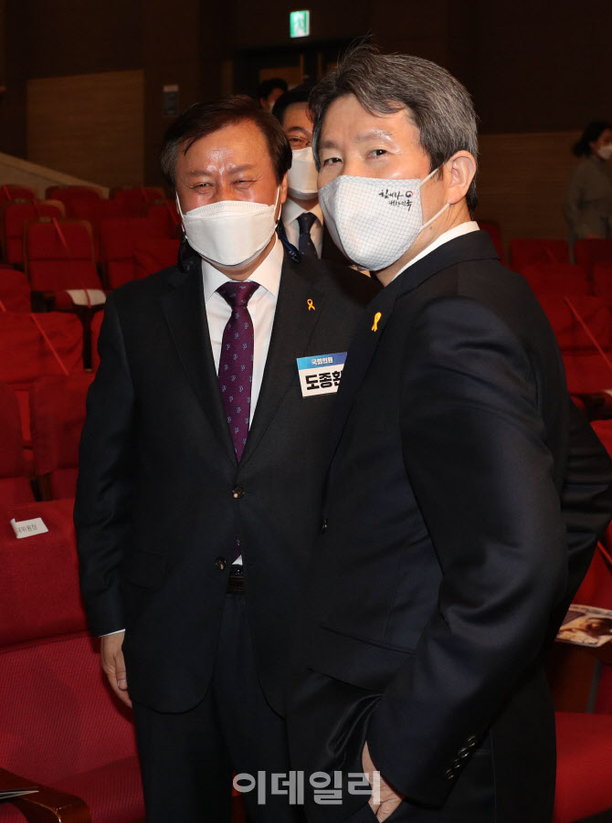 '투표위해 의원총회 참석한 이인영 장관'                                                                                                                                                  