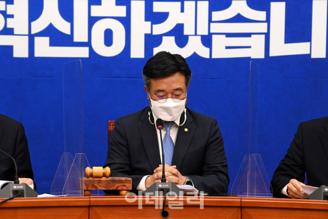 비대위원들 모두발언 경청하는 윤호중 위원장                                                                                                                                                        