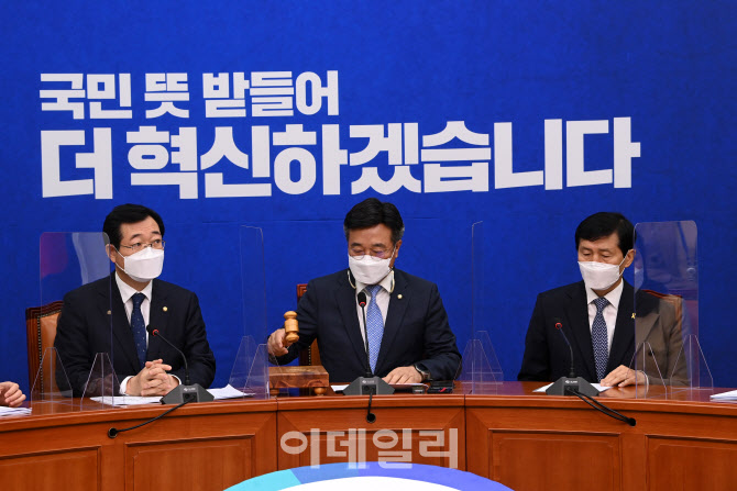 의사봉 두드리는 윤호중 위원장                                                                                                                                                                     