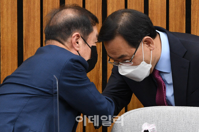 인사 나누는 주호영-김병준                                                                                                                                                                         