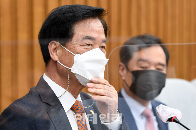 시.도당위원장 회의 참석한 최춘식 경기도당위원장                                                                                                                                                   