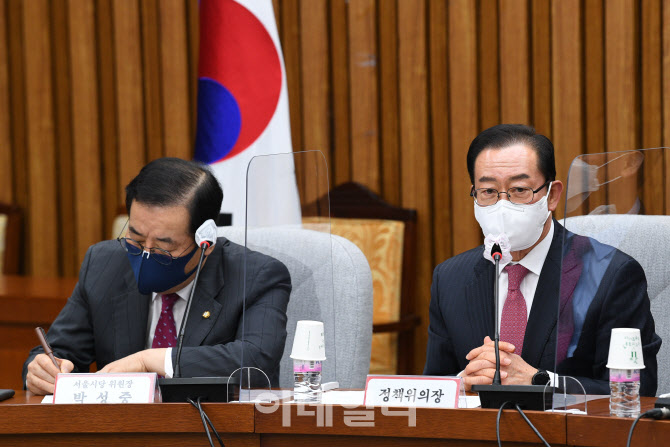 인사말하는 이종배 국민의힘 정책위의장                                                                                                                                                             