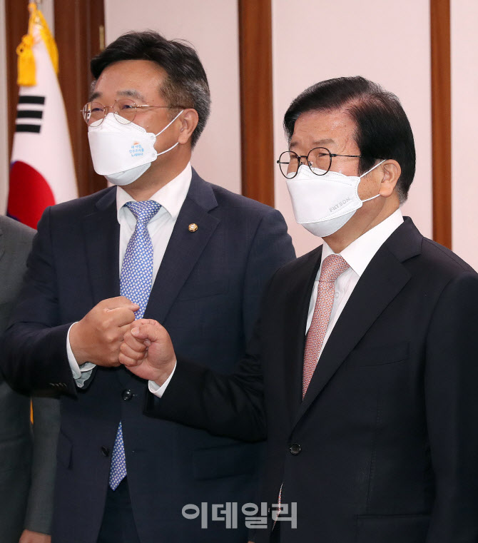 주먹인사하는 박병석 의장-윤호중 원내대표                                                                                                                                                          