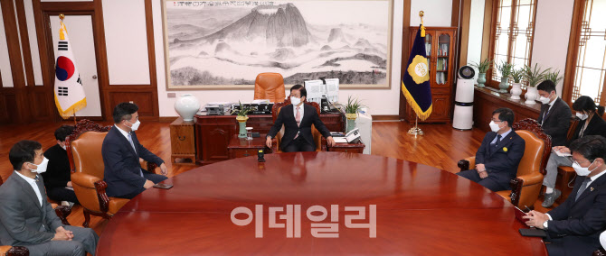 박병석 국회의장 예방하는 더불어민주당 신임 원내 지도부                                                                                                                                            