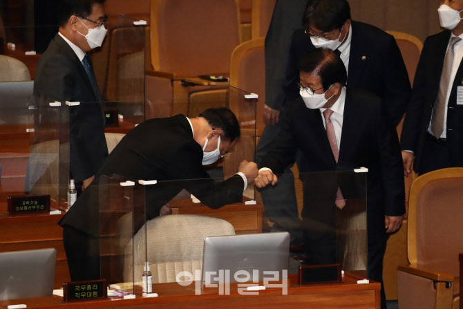 악수하는 박병석-홍남기                                                                                                                                                                            