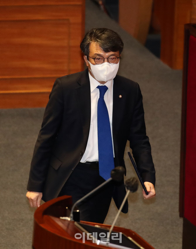 단상으로 향하는 김의겸                                                                                                                                                                            