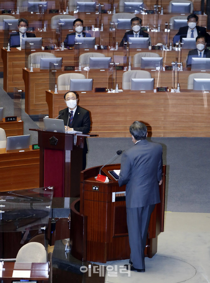 대정부 질문에 답하는 홍남기                                                                                                                                                                       