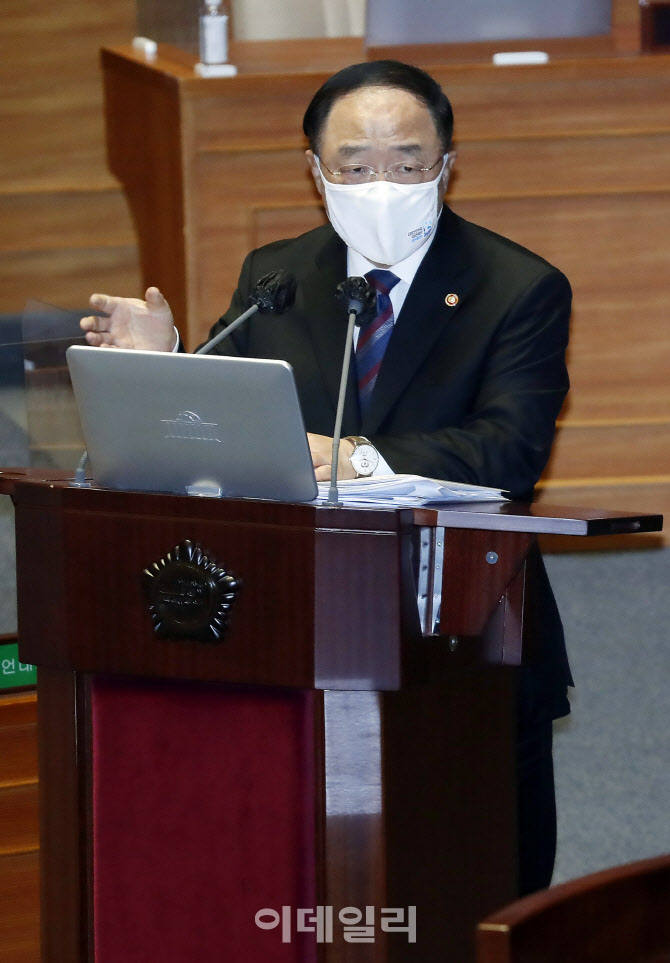 정치·외교·통일·안보 분야 대정부 질문에 답하는 홍남기 국무총리 직무대행                                                                                                                         