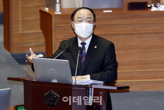 정치·외교·통일·안보 분야 대정부 질문에 답하는 홍남기 직무대행                                                                                                                                  