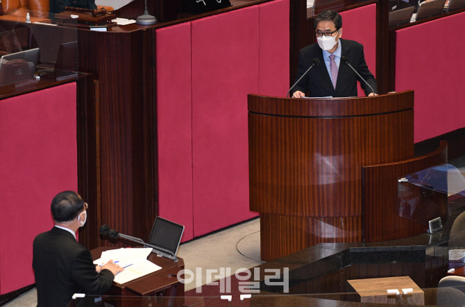 정치·외교·통일·안보 분야 대정부 질의 받는 홍남기                                                                                                                                               