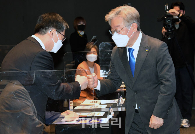 '인사하는 이재명-정성호'                                                                                                                                                                