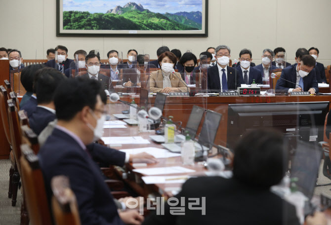 환노위 전체회의, '답변하는 한정애'                                                                                                                                                      