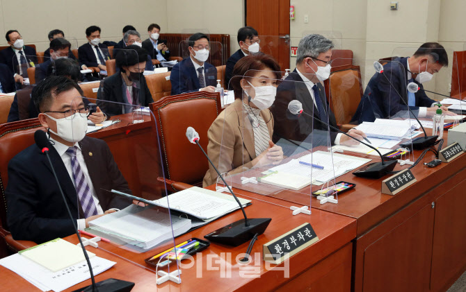 환노위 전체회의, '답변하는 한정애 환경부 장관'                                                                                                                                          