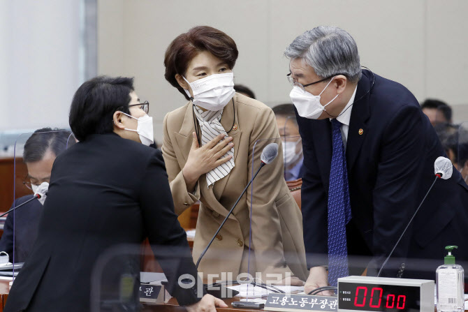 환노위 전체회의, '대화하는 한정애-이재갑-임이자'                                                                                                                                        