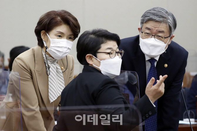 환노위, '대화하는 한정애-이재갑-임이자'                                                                                                                                                 