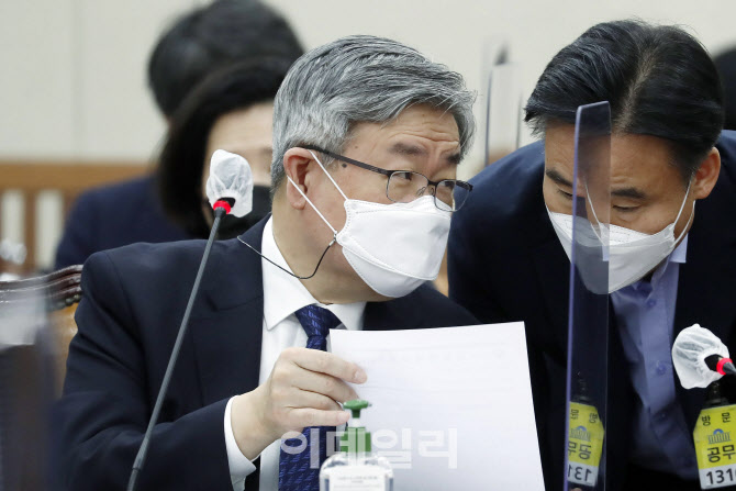 환노위 전체회의 출석한 이재갑 장관                                                                                                                                                                