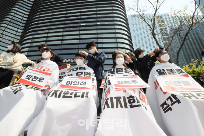 '일본이 마셔라' 삭발하는 대학생들                                                                                                                                                       