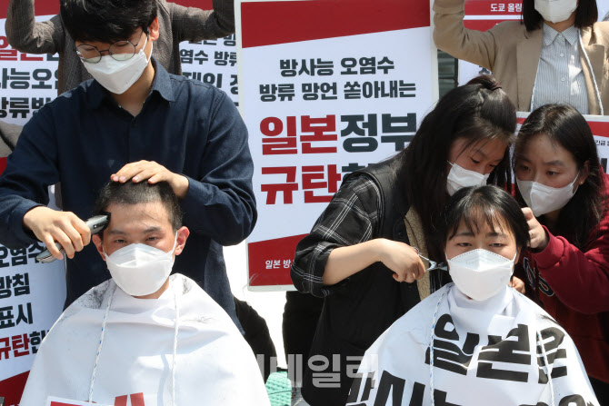 '일본정부 규탄한다'                                                                                                                                                                     