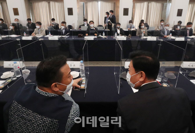 대화 나누는 이동호 위원-류기정 위원                                                                                                                                                               