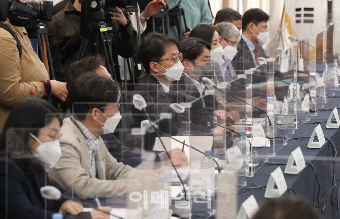 위원들의 발언 경청하는 박준식 위원장                                                                                                                                                              