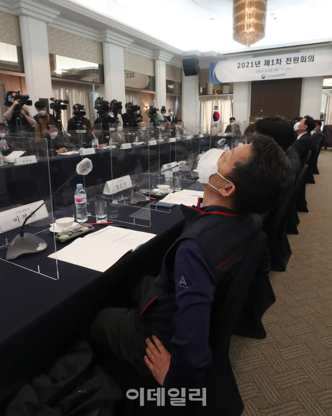 올해 처음 열린 최저임금위원회 전원회의                                                                                                                                                            