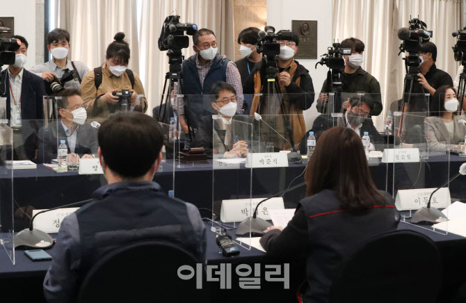 전원회의에서 경청하는 박준식 위원장                                                                                                                                                               