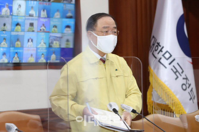 홍남기 총리 직무대행, 코로나19 중앙재난안전대책본부 회의 입장                                                                                                                                     