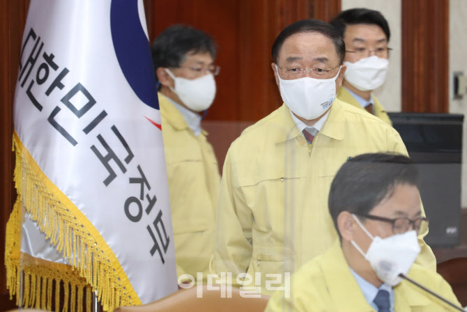 코로나19 중앙재난안전대책본부 회의 들어서는 홍남기                                                                                                                                                
