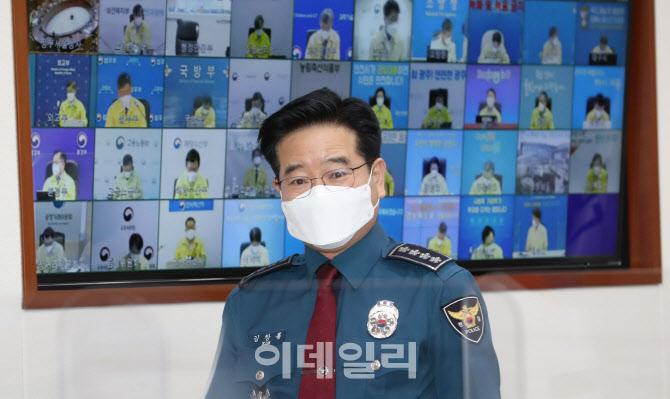 코로나19 중앙재난안전대책본부 회의 입장하는 김창룡 청장                                                                                                                                           