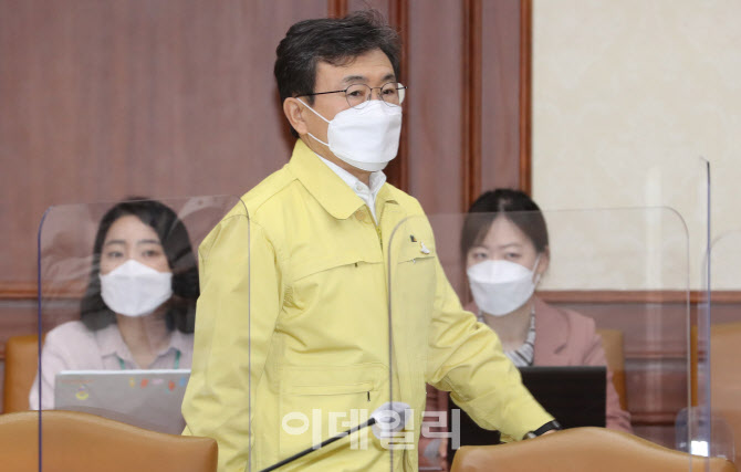 코로나19 중앙재난안전대책본부 회의 입장하는 권덕철 보건복지부 장관                                                                                                                                