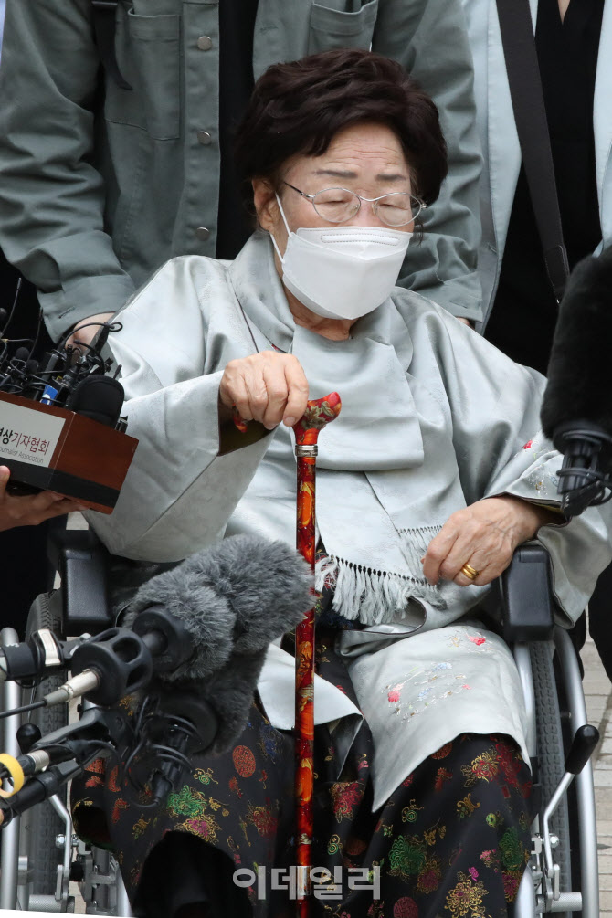 입장 밝힌 뒤 이동하는 이용수 할머니                                                                                                                                                               