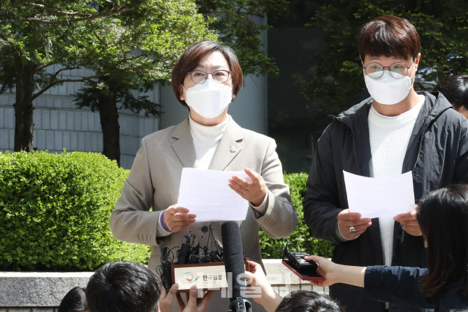 소송 '패소' 입장 밝히는 이나영 이사장                                                                                                                                                   