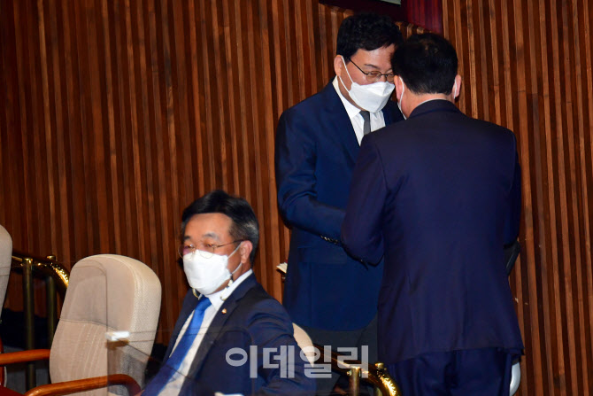 '본회의 퇴장하는 이상직 의원'                                                                                                                                                           