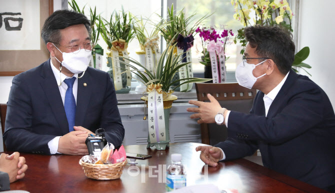 '환담하는 이철희-윤호중'                                                                                                                                                                