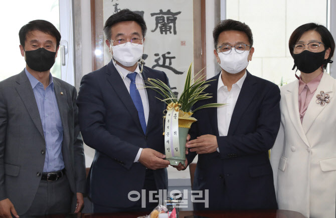 이철희 신임 정무수석, '윤호중 원내대표 예방'                                                                                                                                            