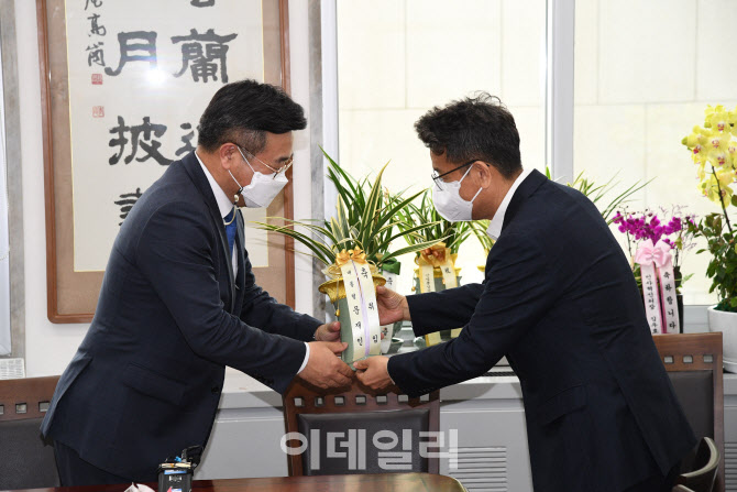 이철희 신임 정무수석, '문재인 대통령 축하난 전달'                                                                                                                                       