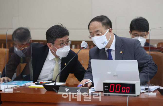 기재위 전체회의, '논의하는 홍남기-안도걸'                                                                                                                                               