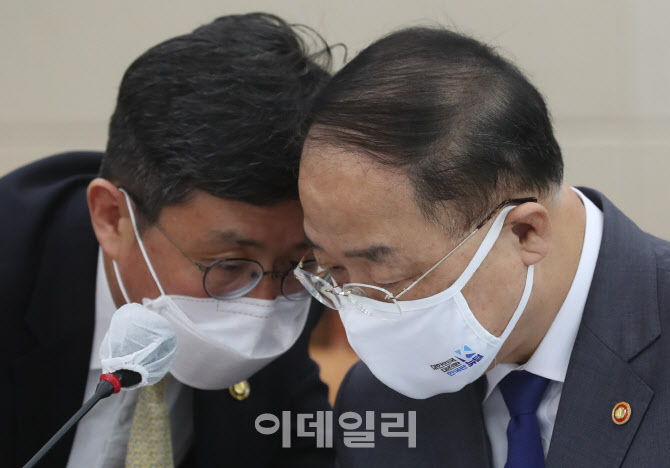  '논의하는 홍남기-안도걸'                                                                                                                                                               