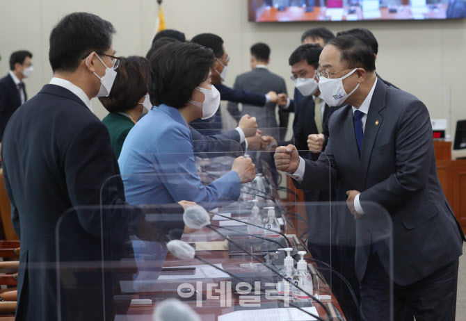 '여당 의원들과 주먹인사하는 홍남기 직무대행'                                                                                                                                            