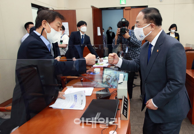 '주먹인사하는 홍남기-윤후덕'                                                                                                                                                            