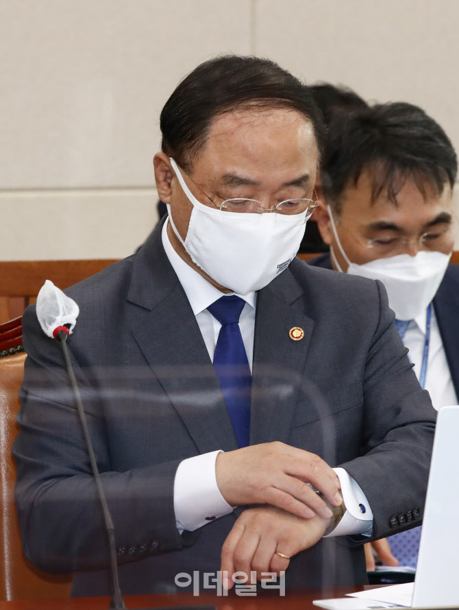 '시간 확인하는 홍남기 부총리'                                                                                                                                                           