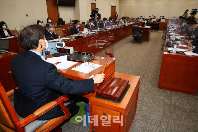 '기재위 주재하는 윤후덕 위원장'                                                                                                                                                         