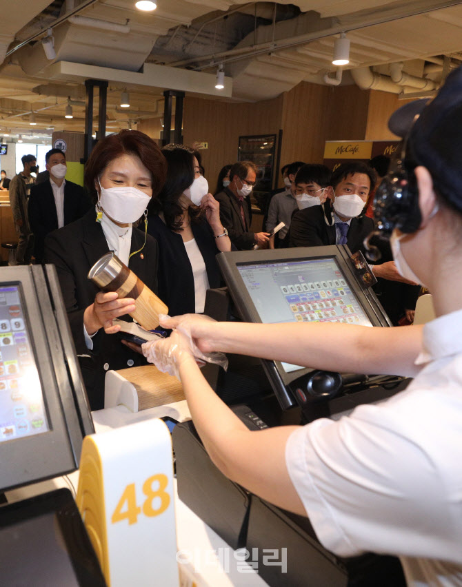 저탄소 생활 실천을 위해 개인컵 이용하세요!                                                                                                                                                        