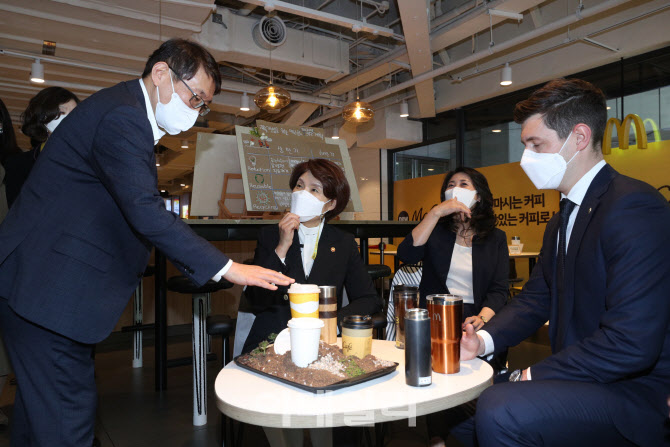 개인 컵으로 무료 커피 마시는 한정애 장관                                                                                                                                                          