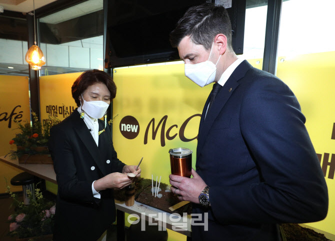 지구의 날 맞아 맥도날드 찾은 한정애 장관                                                                                                                                                          