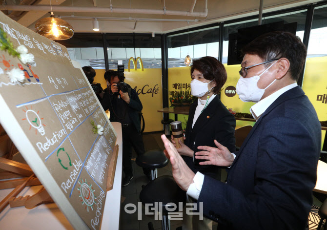 맥도날드 플라스틱 절감 활동 설명 경청하는 한정애 장관                                                                                                                                             