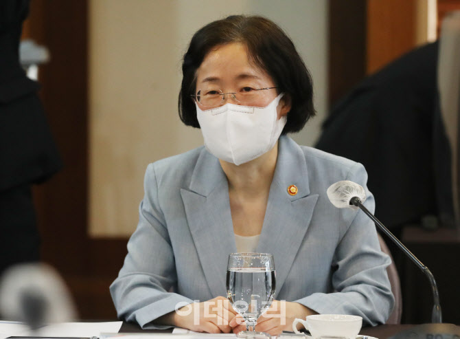  환영사하는 공정거래위원장                                                                                                                                                                        